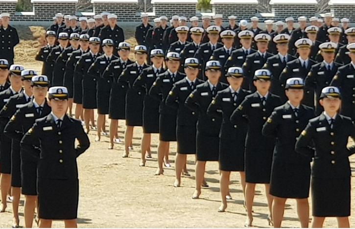 군사학과 졸업생 8명(여4명) 해군부사관 임관